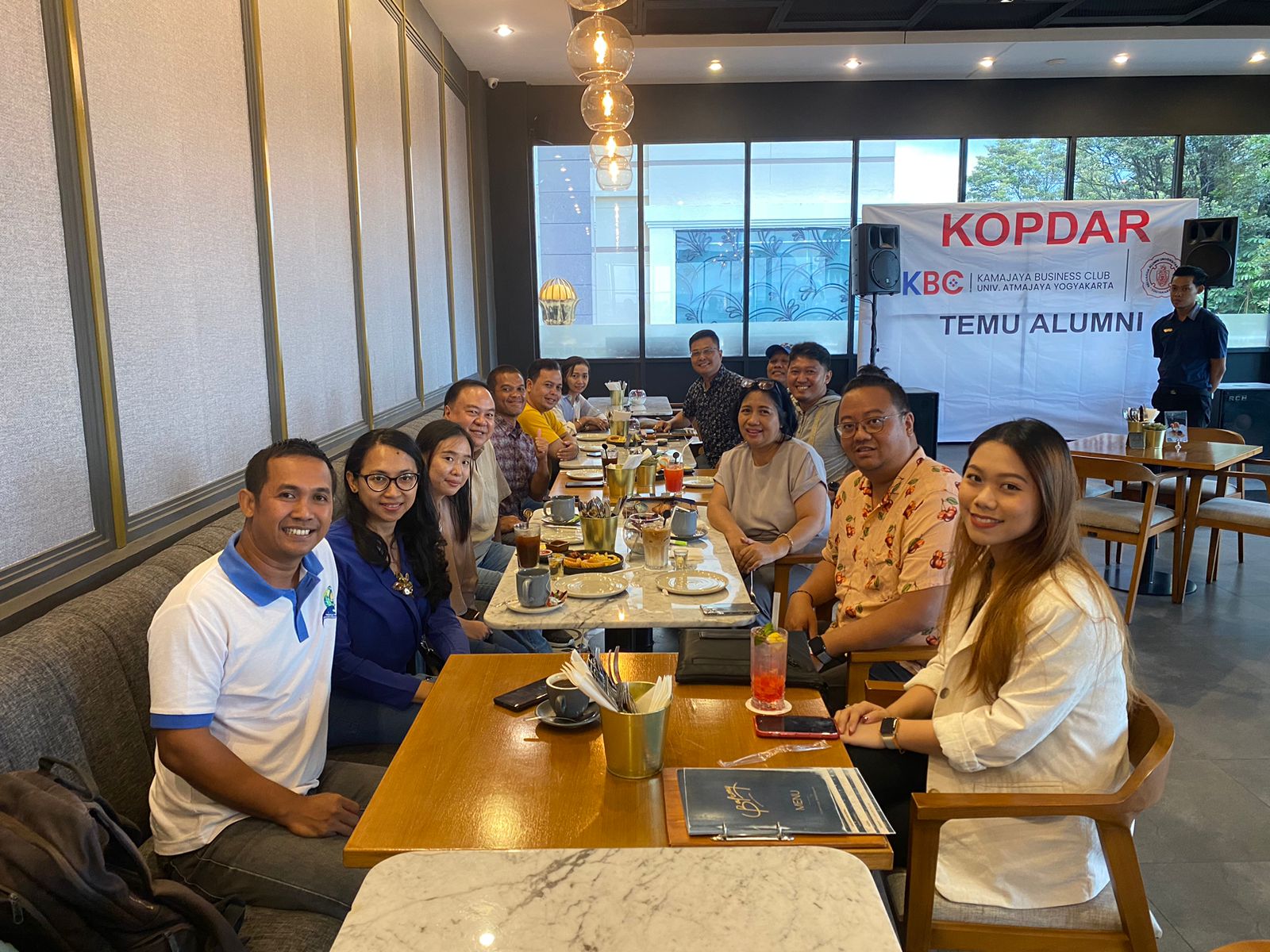 Anggota Kamajaya Business Club berkumpul dalam kegiatan temu alumni